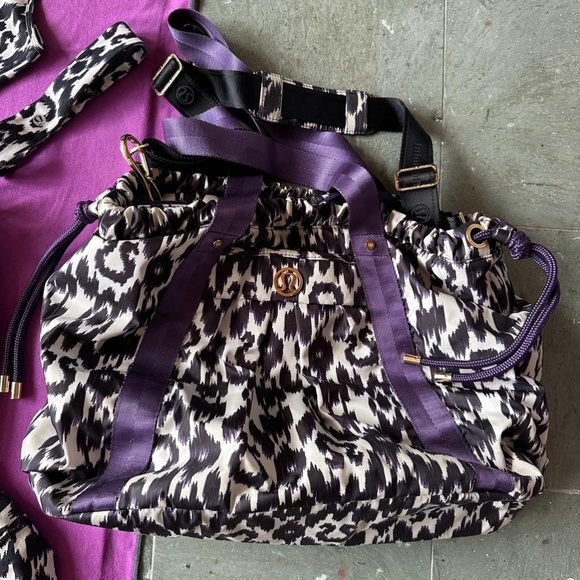 RARE Lululemon Ikat Effortless Duffle Bag - Picture 2 of 3